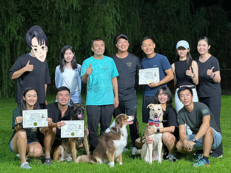 2024 年 8 月 25 日畢業班學員與導師及狗狗在訓練場草地上大合照