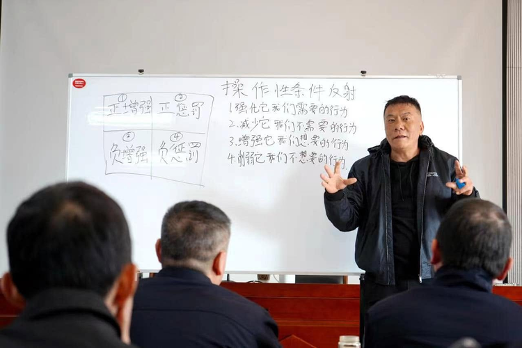 林偉斌先生在白板前講解操作性條件反射的四個象限