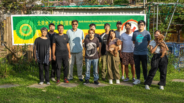學員及導師在北美洲工作犬會（遠東區）橫額前合照