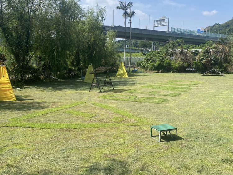 設有訓練器材的戶外草地訓練場